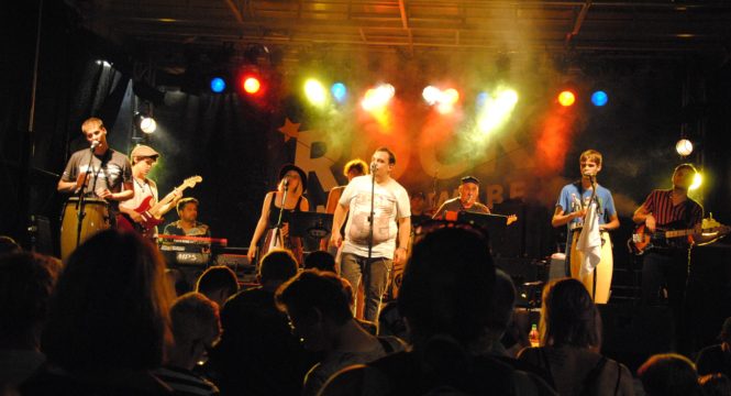 Die Band The Mix live auf der Bühne bei einem Auftritt mit buntem Scheinwerferlicht im Hintergrund