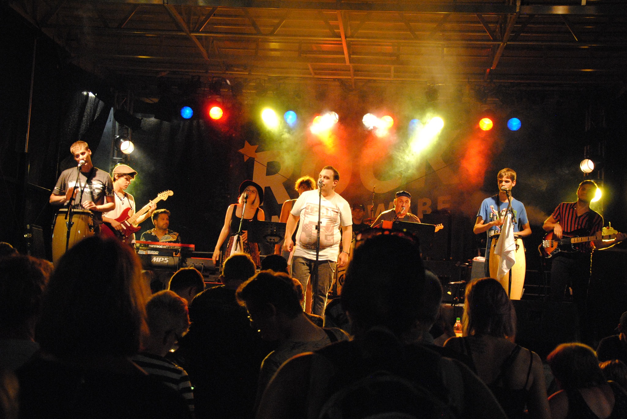 Die Band The Mix live auf der Bühne bei einem Auftritt mit buntem Scheinwerferlicht im Hintergrund