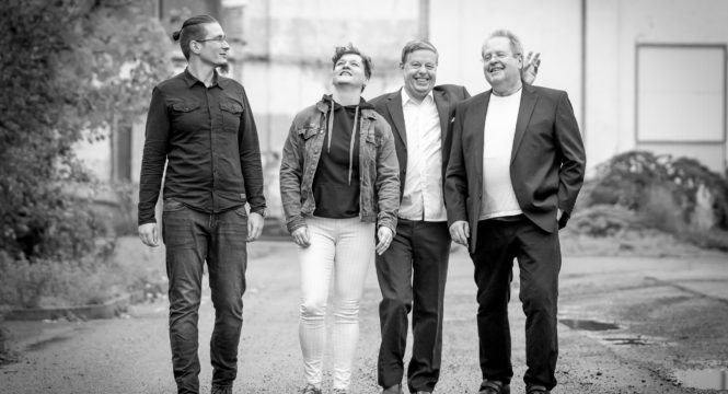 Schwarz weiß Foto der vier Mitglieder der Band tonopol