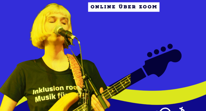 Eine Bassistin singt in ein Mikrofon. Sie trägt ein schwarzes T-Shirt mit der Aufschrift "INklusion rockt". Darüber ist ein Schriftzug zu sehen "Handiclapped präsentiert: Bandaustausch - online über Zoom