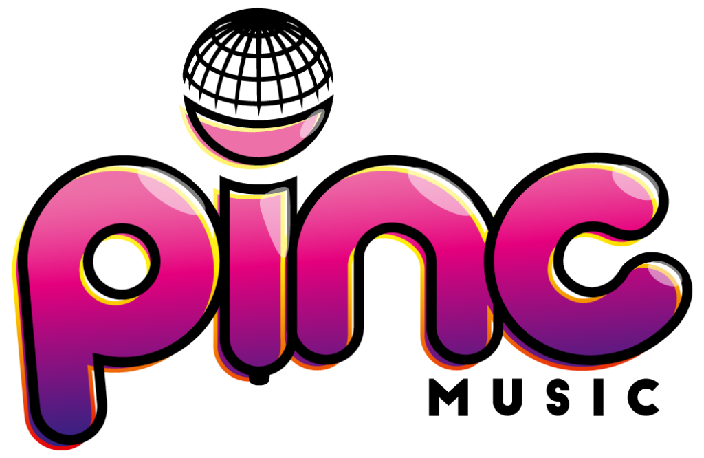 Das Logo von Pinc Music ist der Name. Die Buchstaben sind pink und wirken wie schlauchige Ballons aufgeblasen. Der Punkt auf dem i ist eine skizzierte Darstellung der Kuppel des Berliner Fernsehturms. Unter den Buchstaben n und c steht in kleinerer schwarzer Schrift "Music" .