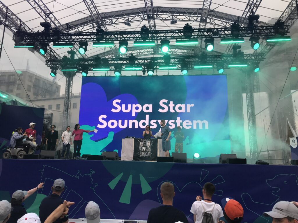 Supa Star Soundsystem live auf der Bühne der Abschlussfeier