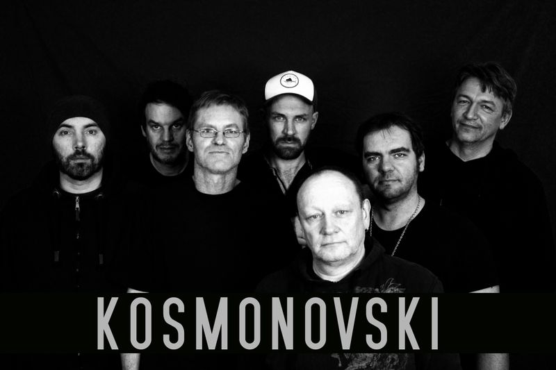 schwarz weiß Foto von 7 Mitglieder einer Band, dazu Schrift "KOSMONOVSKI"