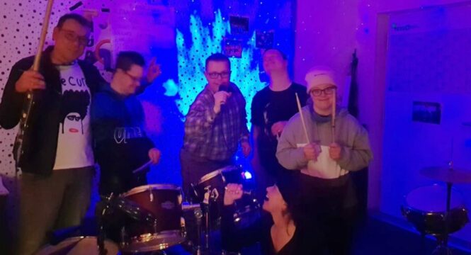 Auf dem Bild sieht man Udo mit Gitarre, Thomas am Schlagzeug, Stefan am Mikrofon, Patrick am Mikrofon, Alba am Schlagzeug und Lucie am Mikrofon.