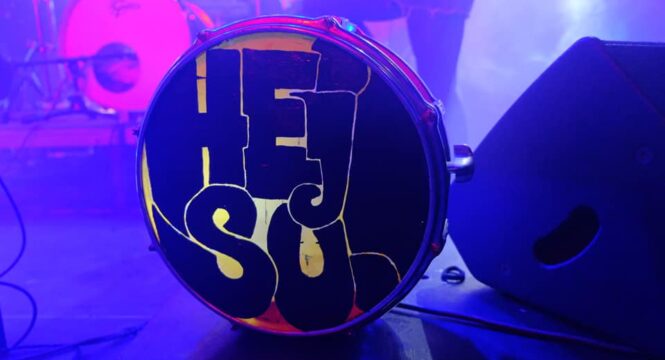 Basstrommel mit buntem HejSu Logo