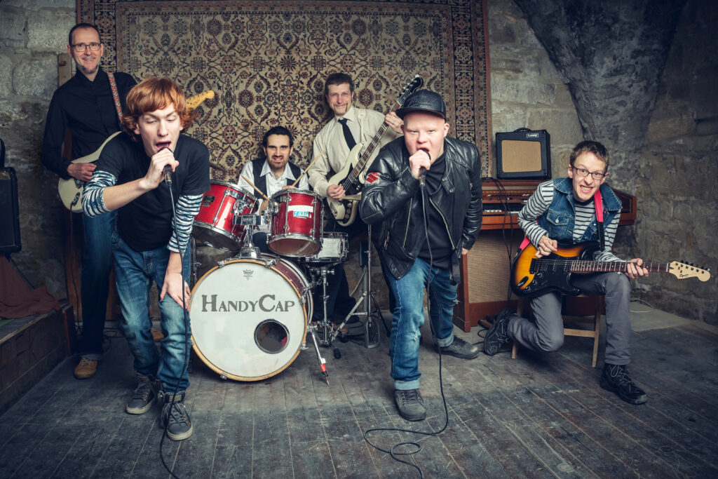 6 Mitglieder der Band HandiCap Live auf einer Keller-Bühne