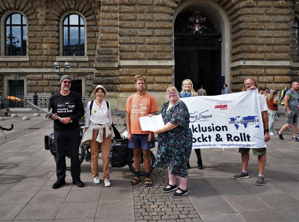 Übergabe der Forderungsliste vor dem Rathaus zusammen mit Roxy von ALIVE!KULTUR Hamburg.