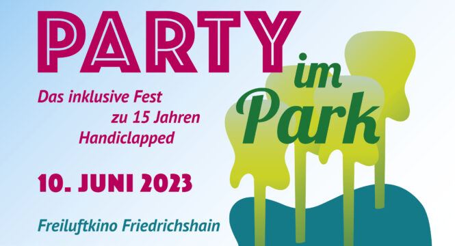 Das farbige Poster bewirbt das Festival im Park. Grafische hellgrüne Bäume in Form von E-Gitarren ragen mit dem Hals nach unten und stecken in einem türkis-farbenem See, der auch wie eine E-Gitarre aussieht. Der See erstreckt sich horizontal vom linken zum rechten Bildrand in der Mitte des Bildes. Darüber steht in großen roten und grünen Buchstaben geschrieben: Party im Park: Das inklusive Fest zu 15 Jahren Handiclapped. 10. Juni 2023, Freiluftkino Friedrichshain."