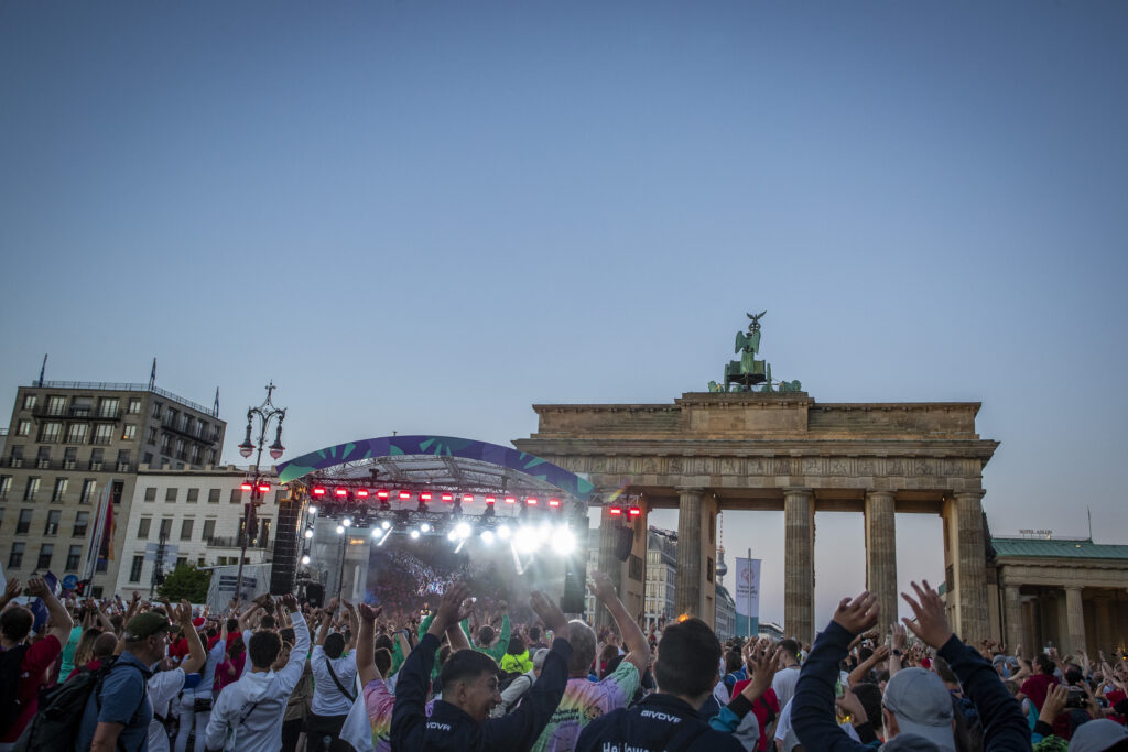 Foto von Tanzenden Menschen vor dem Brandenburger Tor