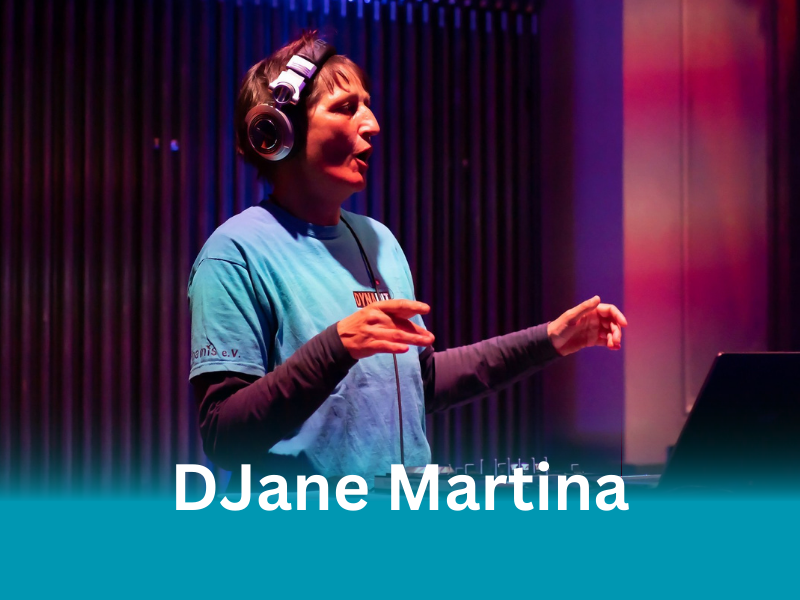 Das querformatige Farbfoto von Martin Sommer bildet DJane Martina von Dynamis von der Seite ab. Am unteren Bildrand stehen das Mischpult und ein aufgeklapptes Notebook. Im Zentrum singt sie mit geschlossenen Augen und Kopfhörern auf den Ohren das Lied mit. Sie trägt ein hellblaues T-Shirt ihres Vereins. Ihre Unterarme sind nach vorne hin ausgestreckt.