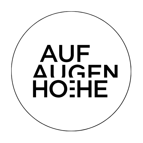 Schwarzer Kreis auf weißem Hintergrund in dem "AUF AUGENHOEHE" in schwarz geschrieben steht.