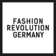 Weißes Quadrat mit schwarzem Rahmen und schwarzer Innenschrift: "Fashion Revolution Germany".