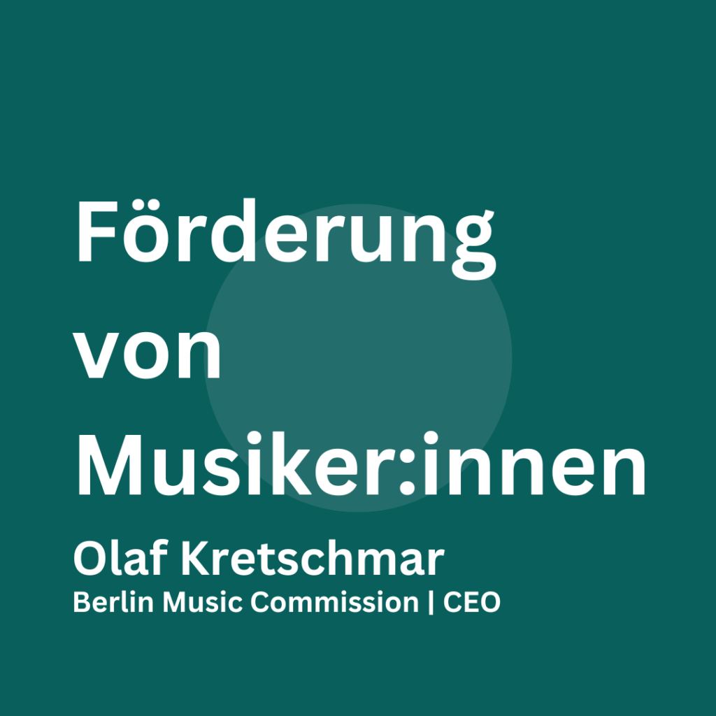 Das dunkeltürkise quadratische Bild mit einem hellgrünen Kreis in der Mitte, der dem Mittelkreis der Schallplatte ähnelt, enthält folgenden Text in weißer Schrift: "Förderung von Musiker:innen, Olaf Kretschmar, Berlin Music Commission, CEO".