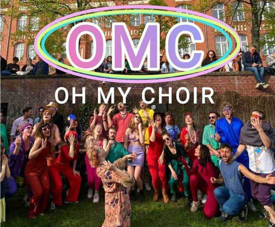 Foto von rund 30 Menschen, alle bunt gekleidet, im Freien, darüber Schrift "OMC - Oh My Choir"