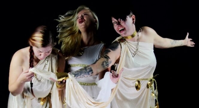 Foto von drei Frauen in weißen römischen Gewändern