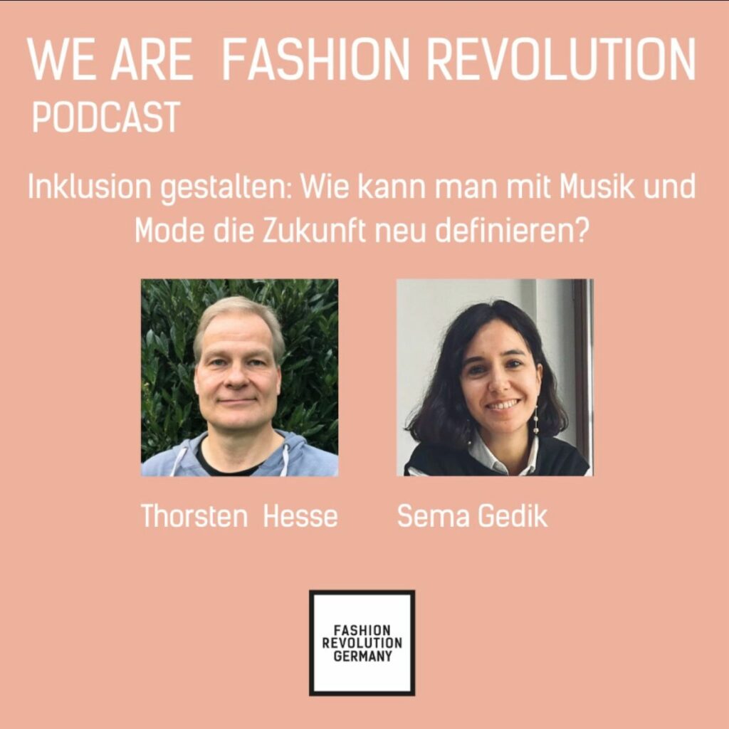 Grafik mit farbiger Fläche und Schrift "We are Fashion Revolution Podcast: Inklusion gestalten: Wie kann man mit Musik und Mode die Zukunft neu definieren?" und Fotos von Sema Gedik und Thorsten Hesse.