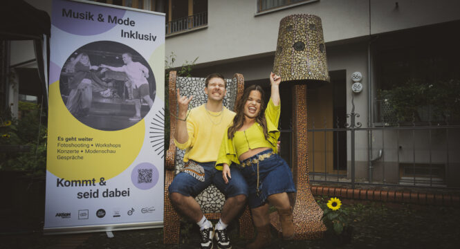 2 Models von AufAugenhoehe neben dem Musik und Mode Banner beim Fotoshooting