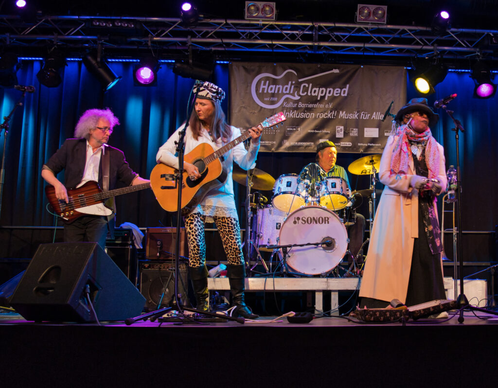 die Band Behind the Curtains auf der Bühne