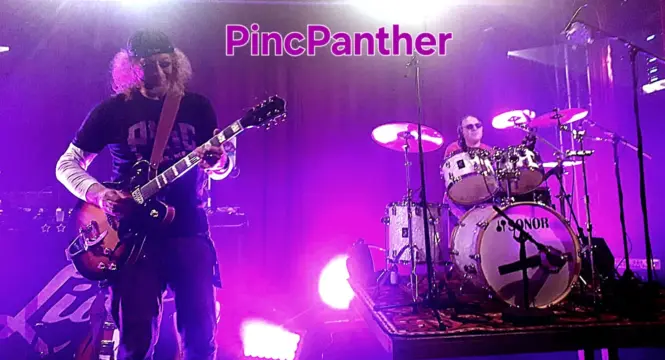 Buntfoto von einer Bühne im pinken Licht, darauf Martin mit E-Gitarre und Marcel am Schlagzeug beim Auftritt. Dazu Schrift: PincPanther