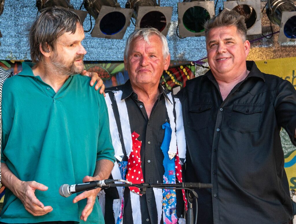 die 3 Musiker stehen nebeneinander