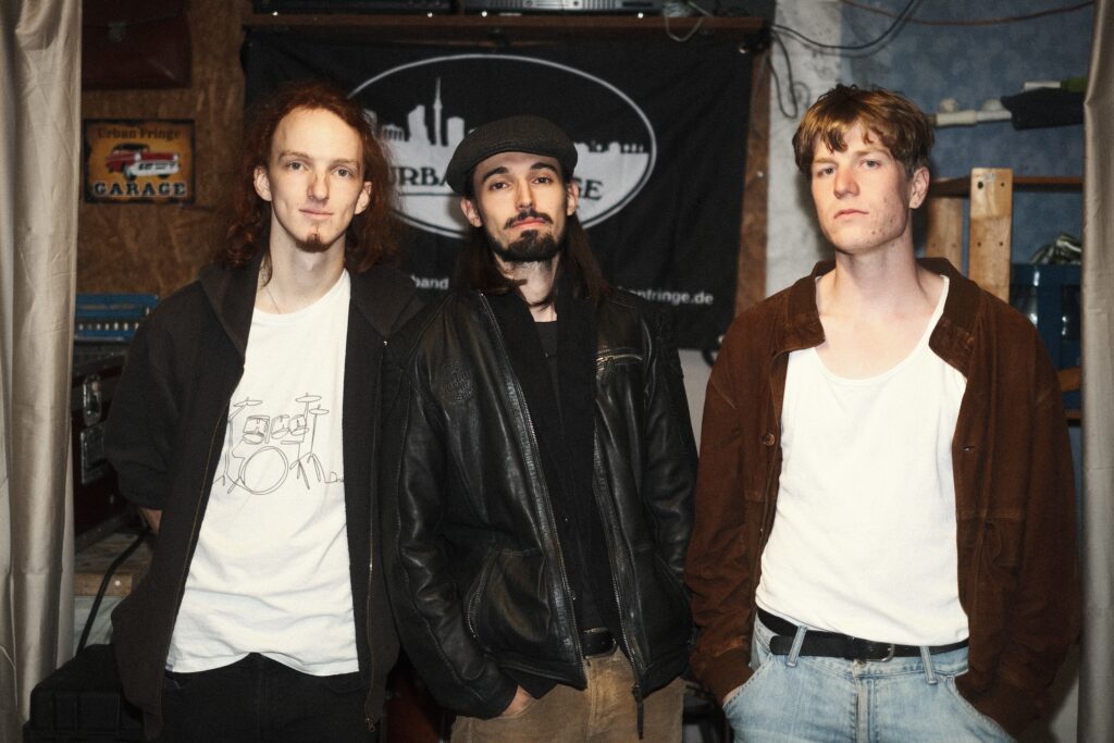 die 3 Musiker von Urban Fringe stehen nebeneinander