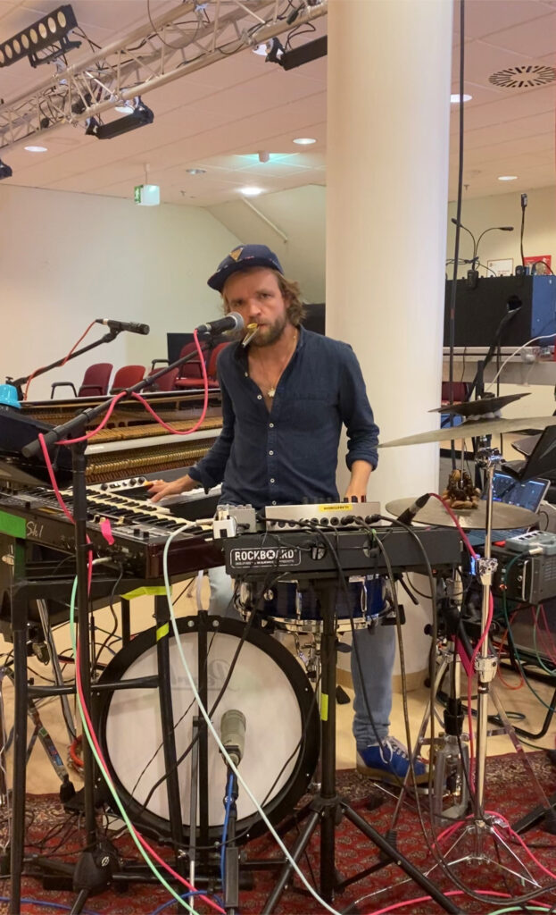 Ullamatombak sitzt am Schlagzeug