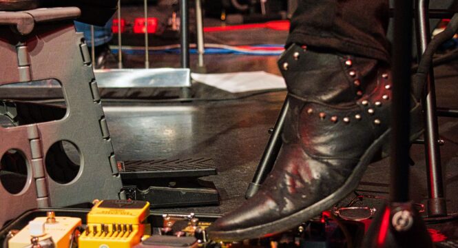 Effektgeräte /Fußschalter auf dem Boden, ein Fuß tritt auf eines