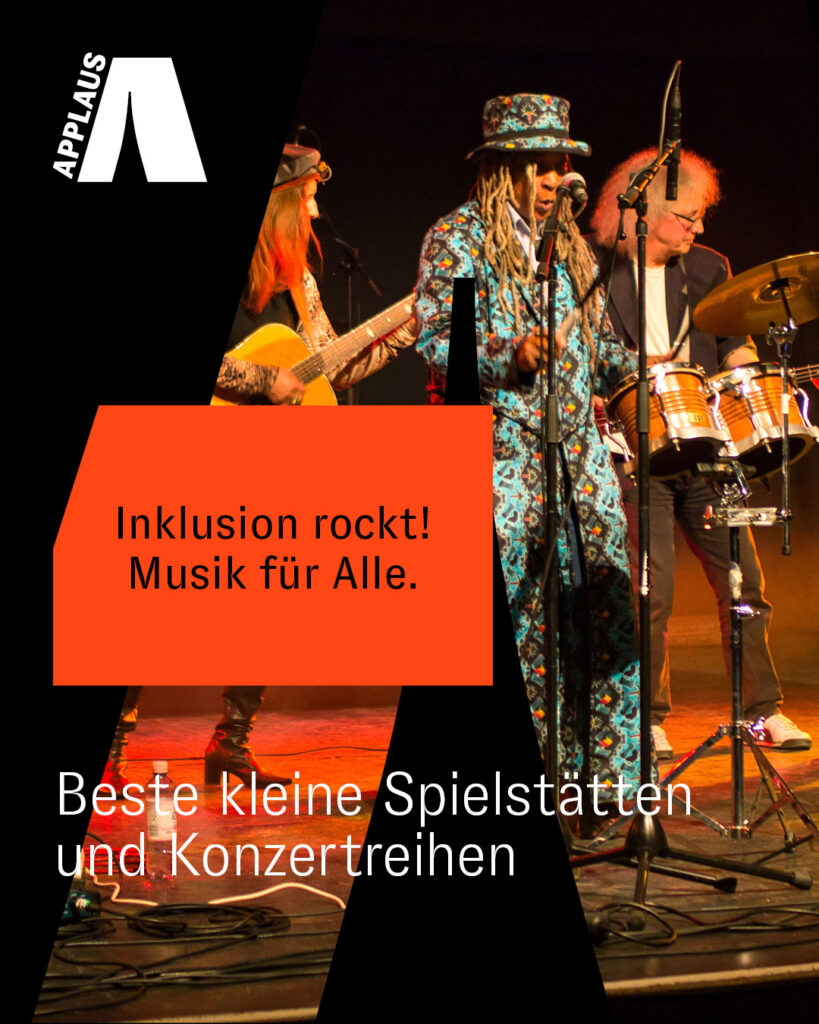 Buntfoto von drei Mitgliedern einer Band in Aktion, dazu Grafik: APPLAUS Logo, Text "Inklusion rockt! Musik für Alle." und "Beste kleine Spielstätten und Konzertreihen."