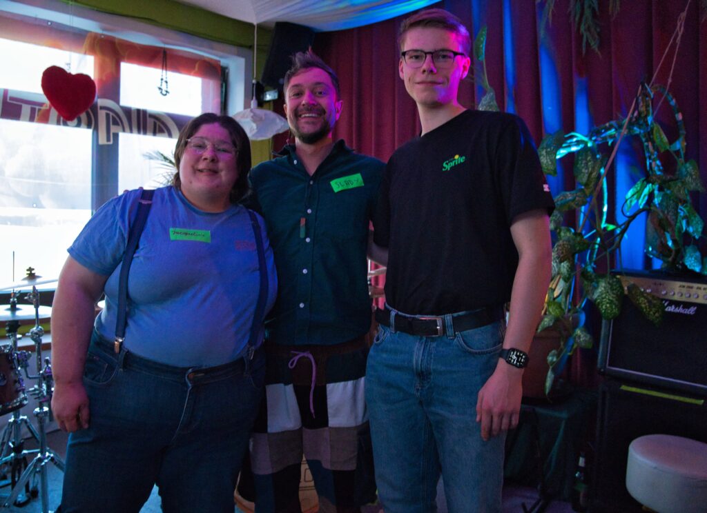 Jacqueline, Slady und Paul stehen im Zenstudio