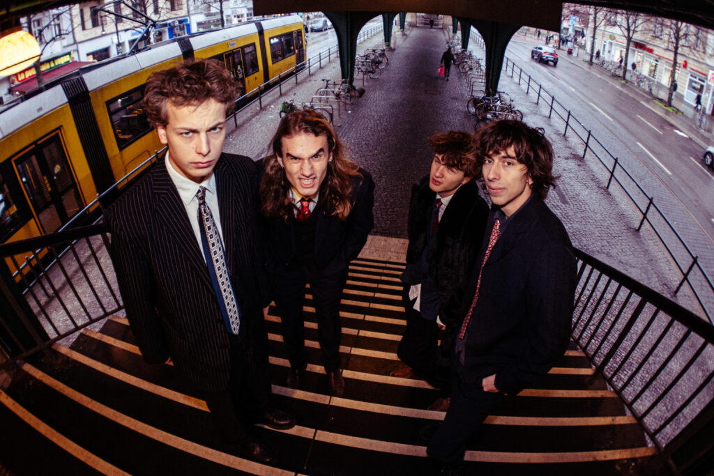 ein Foto der Band auf einer Treppe