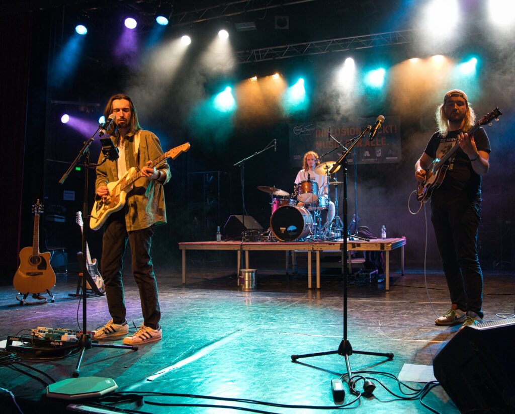 die Band auf der Bühne mit buntem Bühnenlicht. 