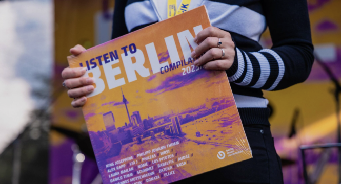 Buntfoto von einer Person die eine SChallplatte in den Händen vor ihren Körper hält. Darauf steht: Listen to Belrin und ein orange gefärbtes Bild von der Belrin Skyline ist auf dem Cover.