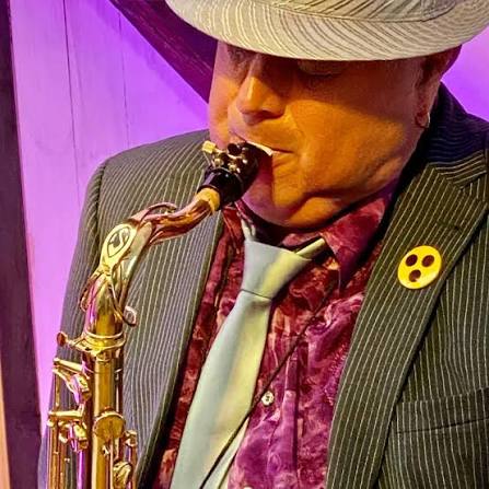 ein Saxophonist mit Hut